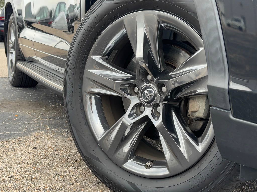 2019 Toyota Highlander Limited Platinum photo 2