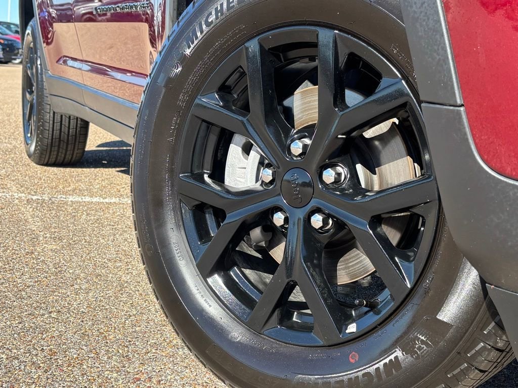 Used 2025 Jeep Grand Cherokee Laredo SUV