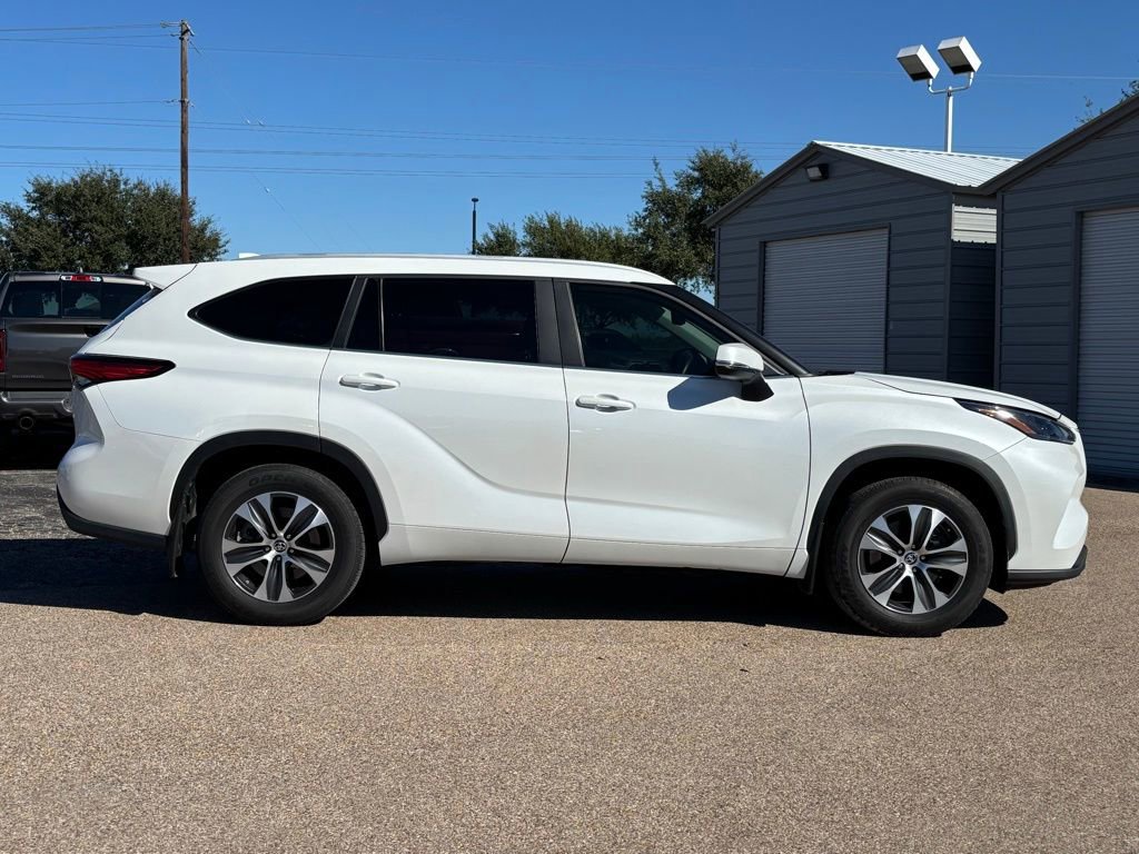 2023 Toyota Highlander XLE photo 4
