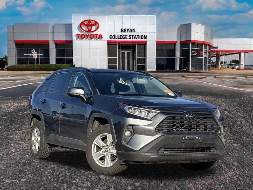 2021 Toyota RAV4 XLE's photo