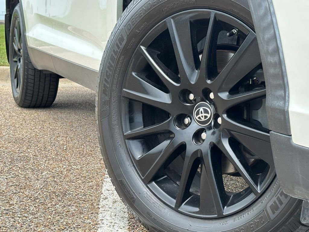 Used 2019 Toyota Highlander SE V6 SUV