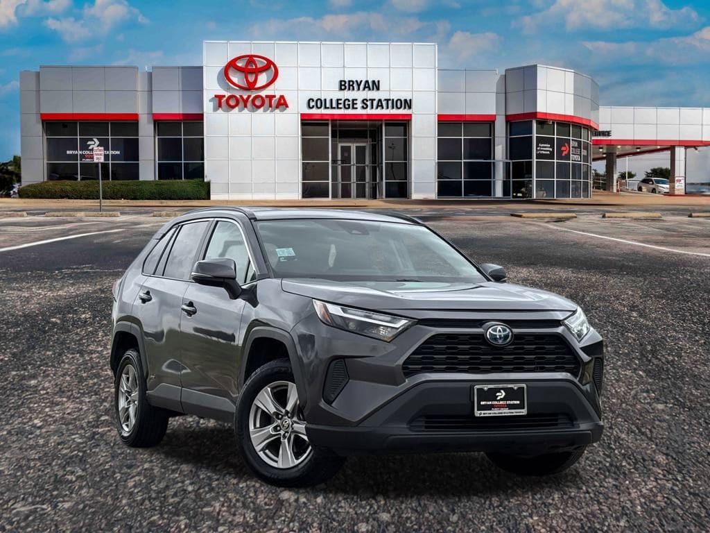 2024 Toyota RAV4 XLE's photo