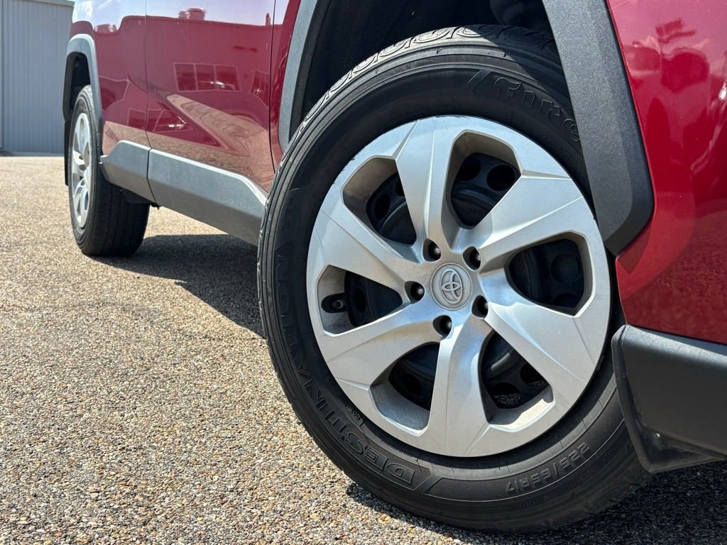 Used 2022 Toyota RAV4 LE with VIN 2T3F1RFV3NW305784 for sale in Bryan, TX
