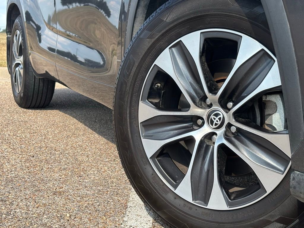 2022 Toyota Highlander XLE photo 2