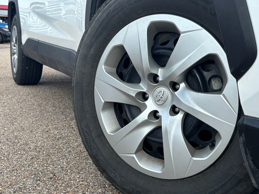 2020 Toyota RAV4 LE photo 2