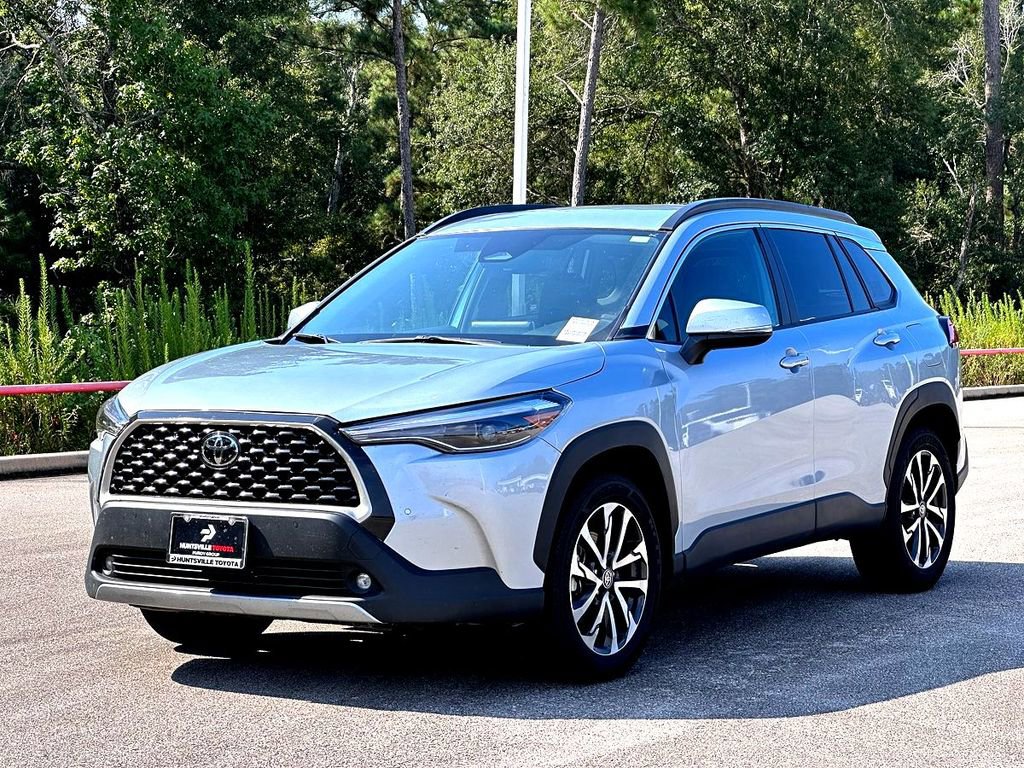 2024 Toyota Corolla Cross XLE photo 3