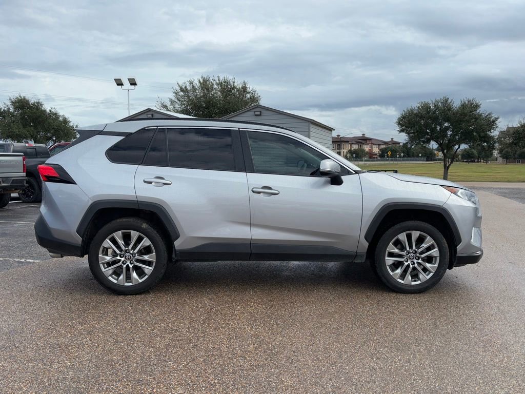 2021 Toyota RAV4 XLE photo 4