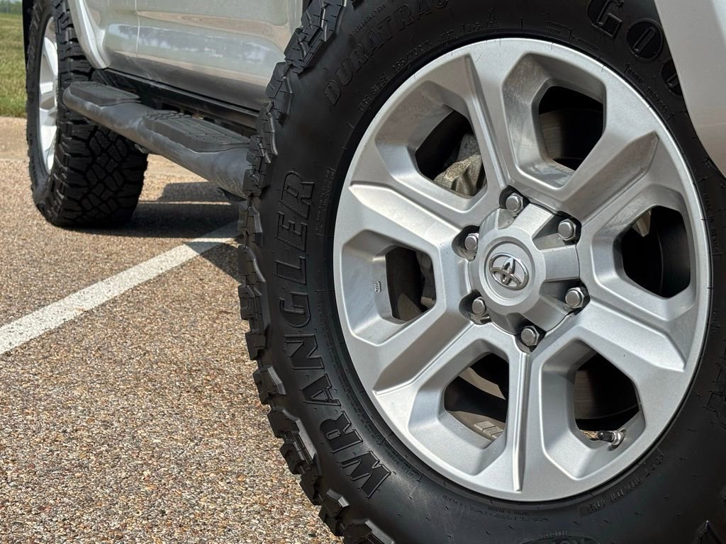 2016 Toyota 4Runner SR5 photo 2