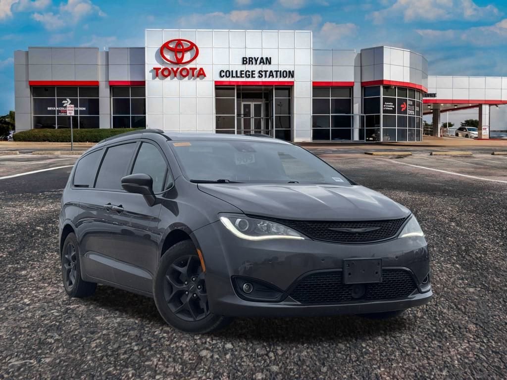 2019 Chrysler Pacifica Limited's photo