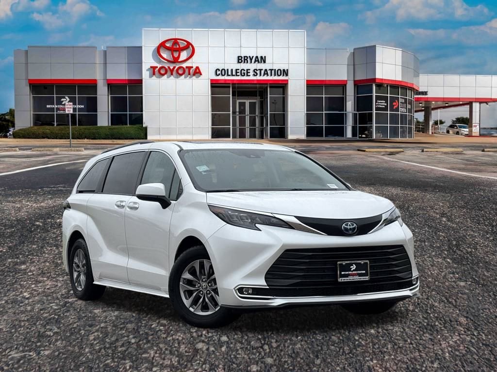 2024 Toyota Sienna XLE's photo