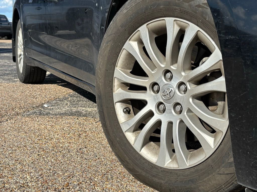 2015 Toyota Sienna XLE photo 2