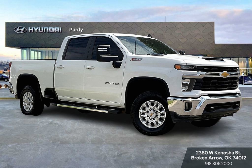 2024 Chevrolet Silverado 2500HD LT photo 2