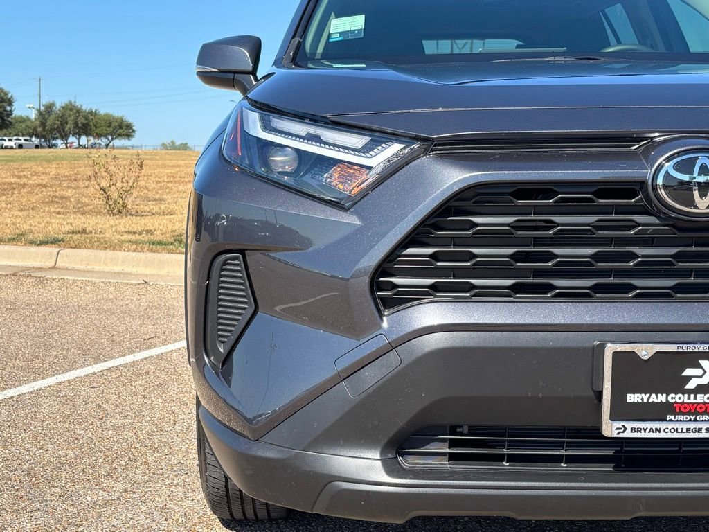 2025 Toyota RAV4 XLE photo 4