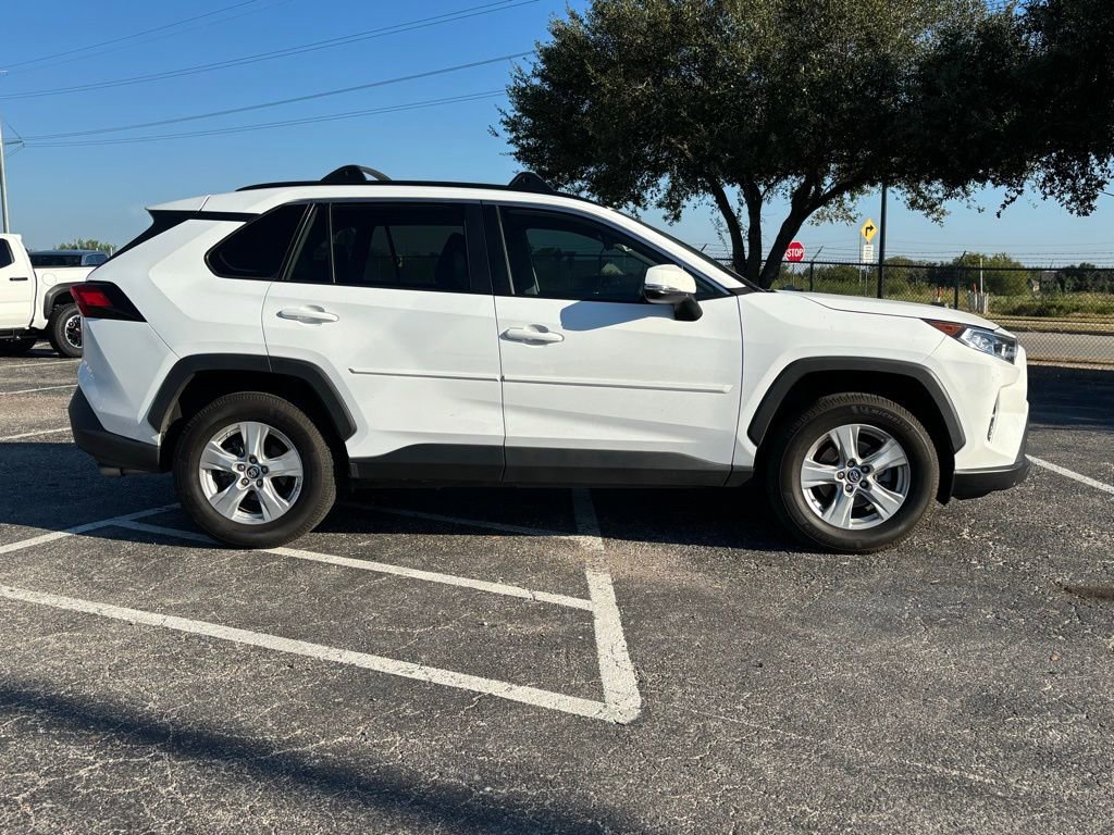 2019 Toyota RAV4 XLE photo 4