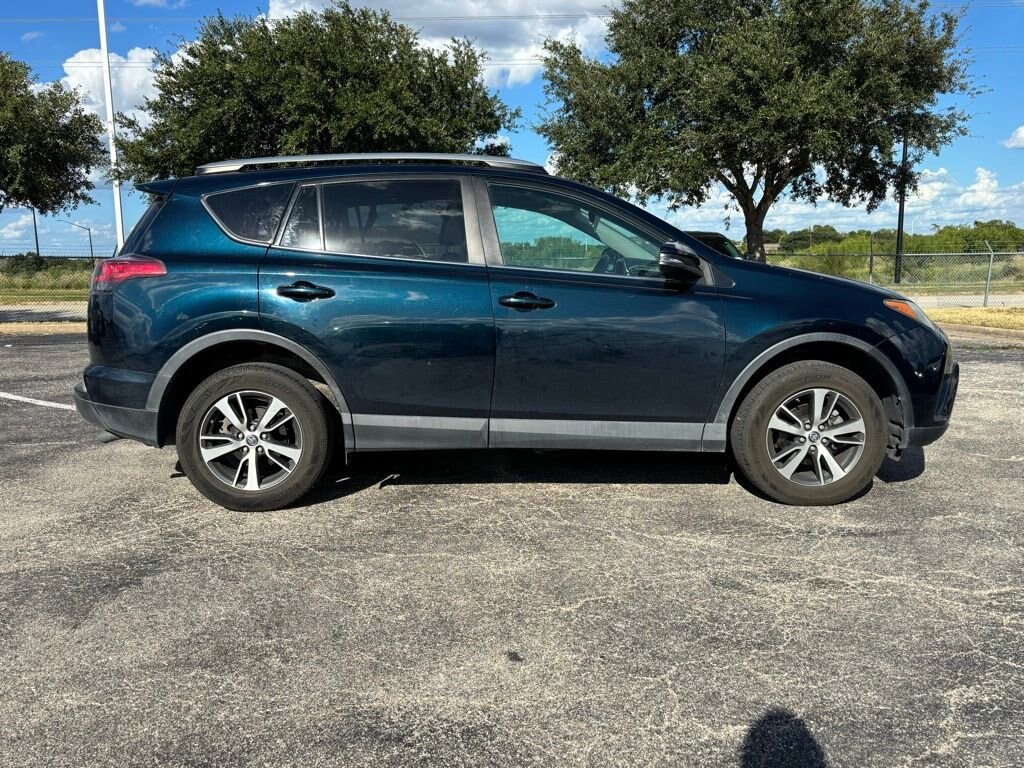 2017 Toyota RAV4 XLE photo 4