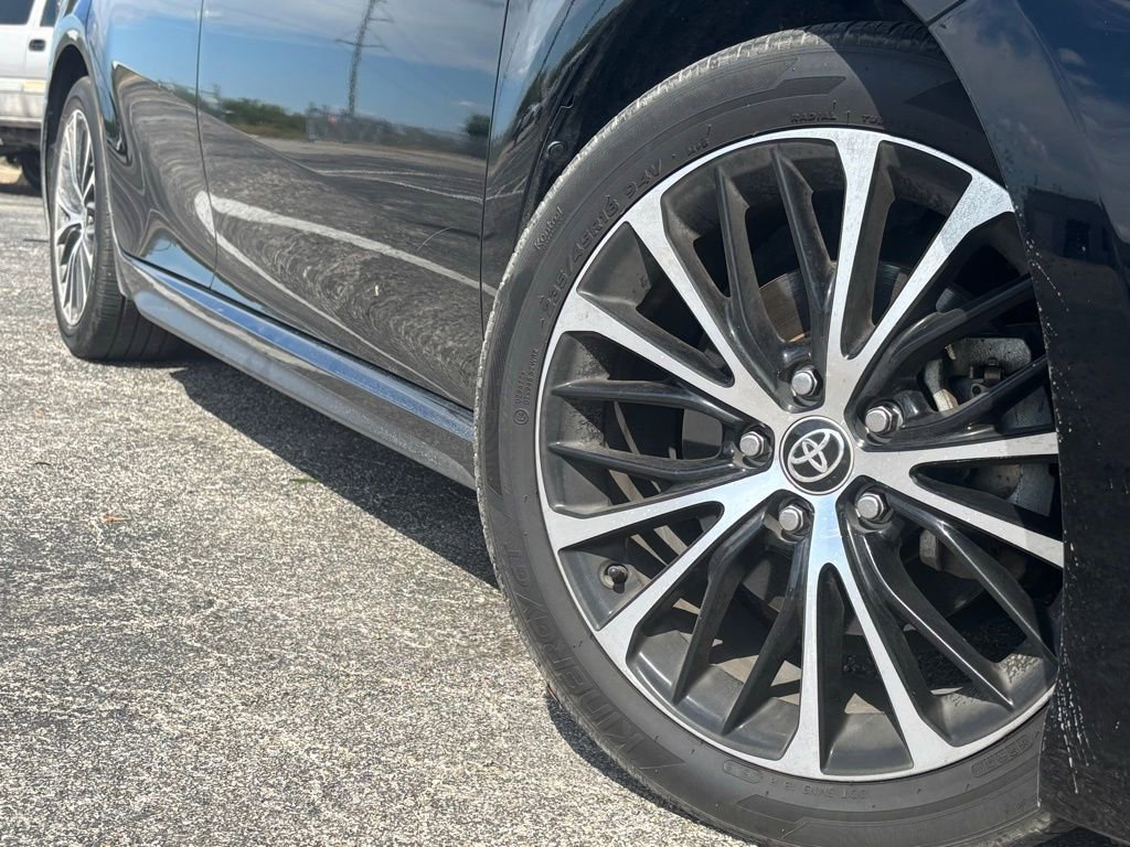 2020 Toyota Camry SE photo 2
