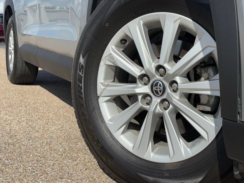 2024 Toyota Grand Highlander XLE photo 2