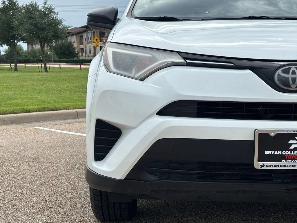 2018 Toyota RAV4 LE photo 3