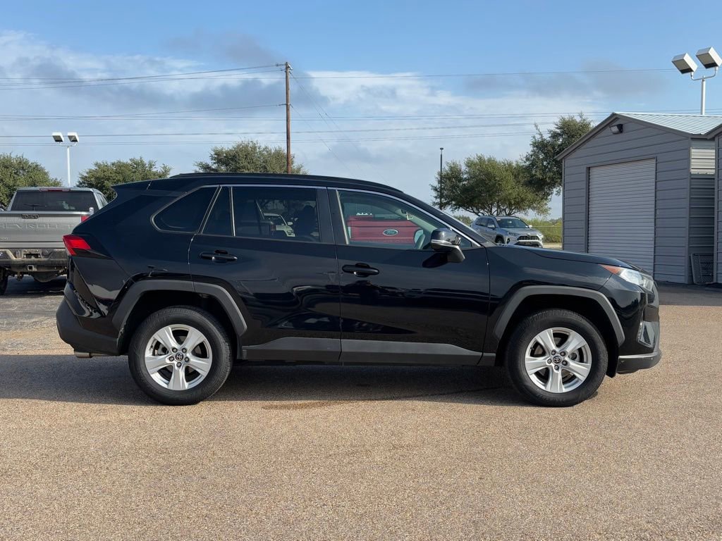 2021 Toyota RAV4 XLE photo 3