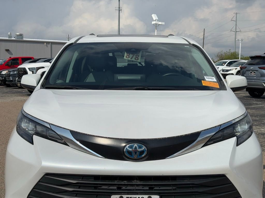 2024 Toyota Sienna XLE photo 2