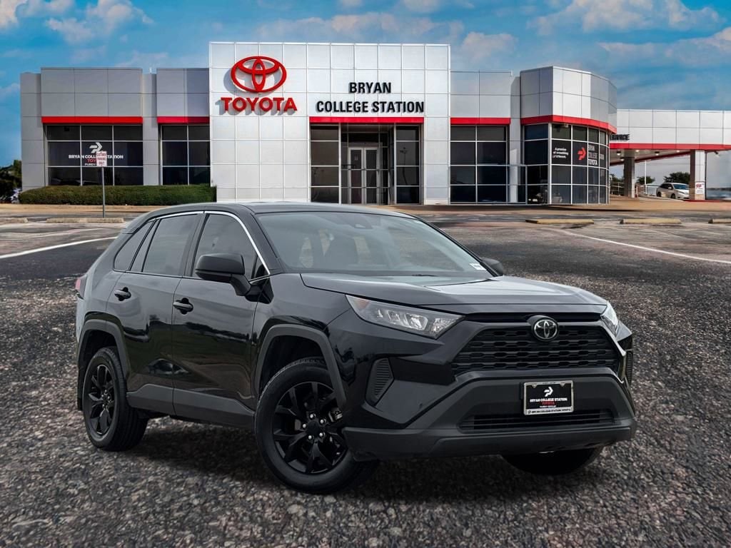 2022 Toyota RAV4 LE's photo