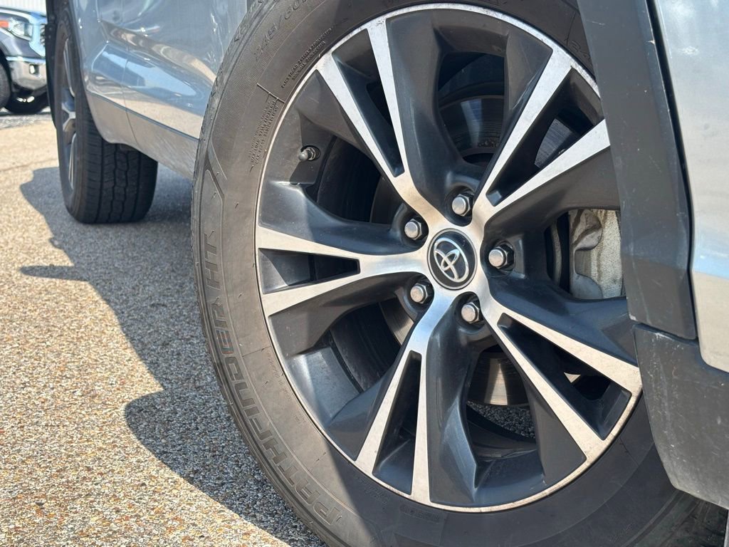 Used 2019 Toyota Highlander LE with VIN 5TDZARFH5KS045697 for sale in Bryan, TX