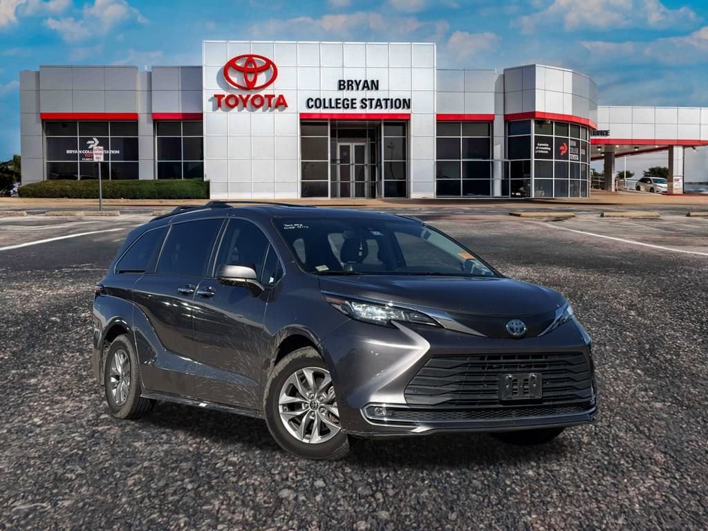 2022 Toyota Sienna XLE's photo
