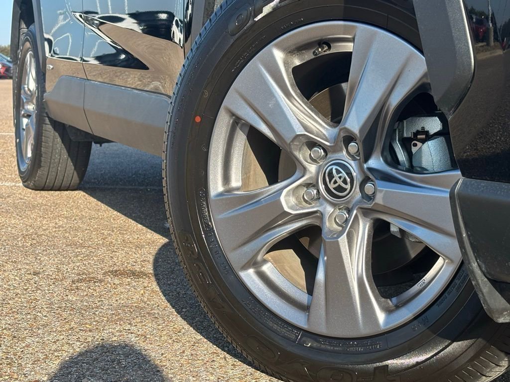 2025 Toyota RAV4 Hybrid LE photo 2