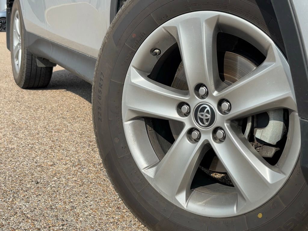 2015 Toyota RAV4 XLE photo 2