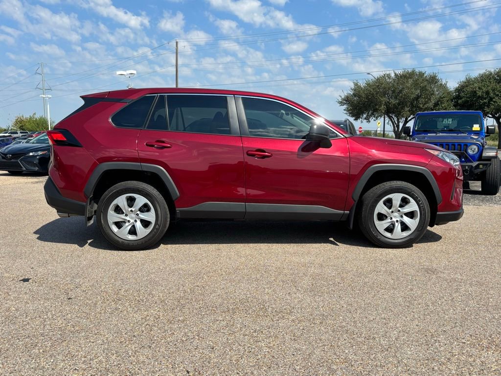 2022 Toyota RAV4 LE photo 3