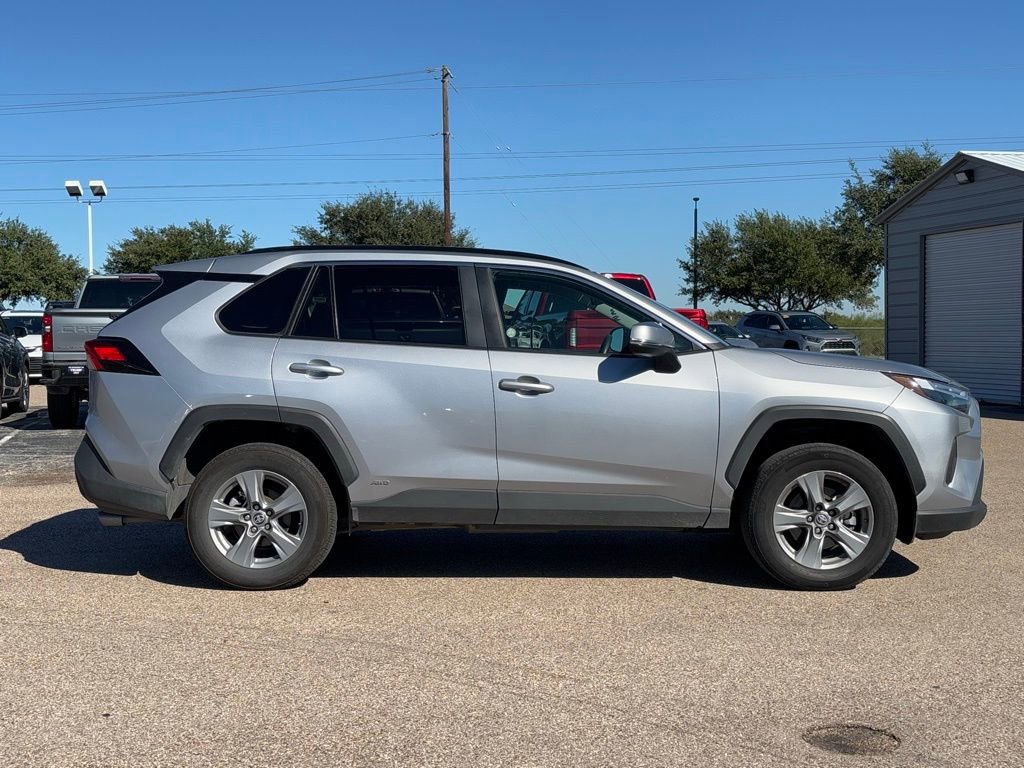 2025 Toyota RAV4 Hybrid XLE photo 3