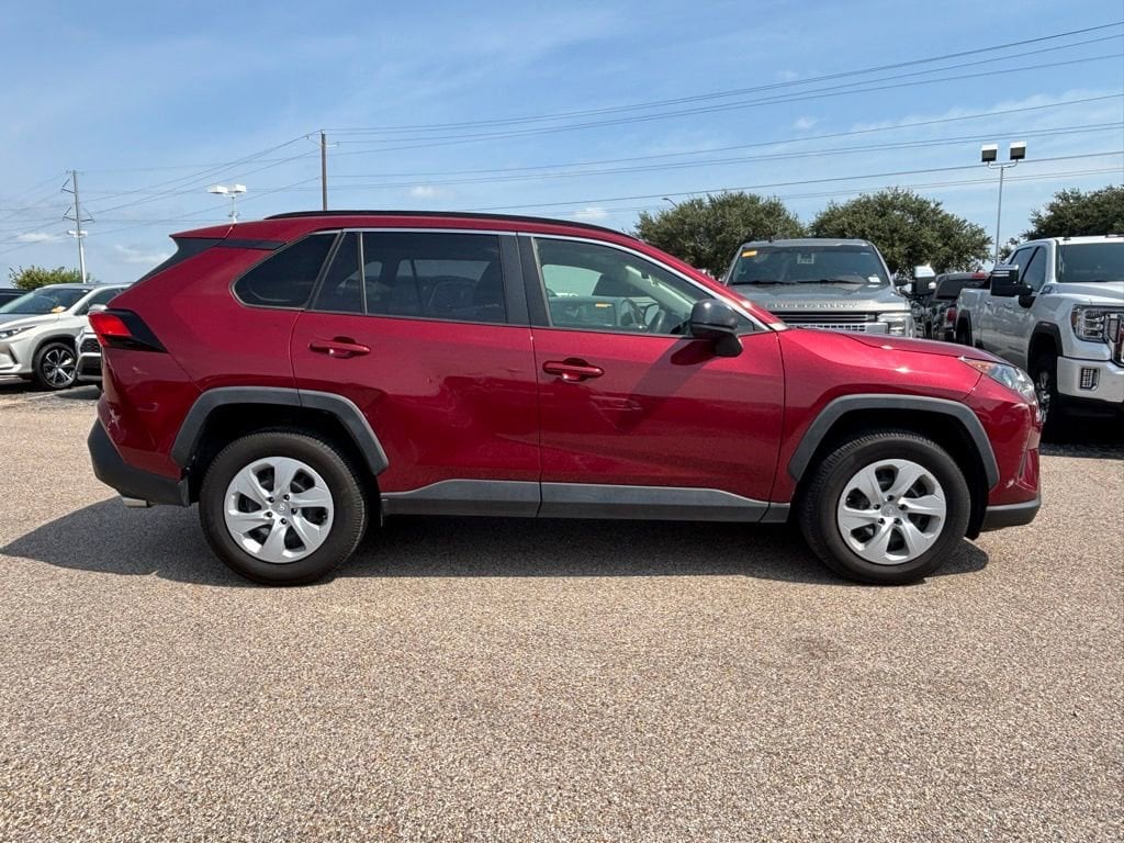 2020 Toyota RAV4 LE photo 3
