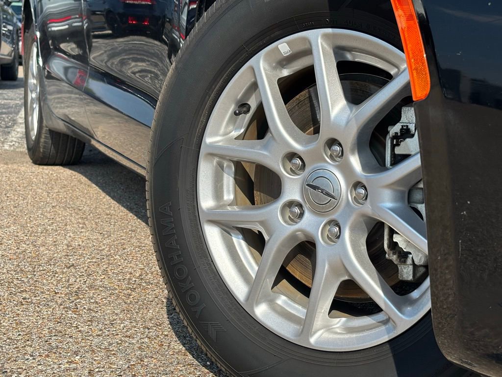 2024 Chrysler Pacifica Touring L photo 2