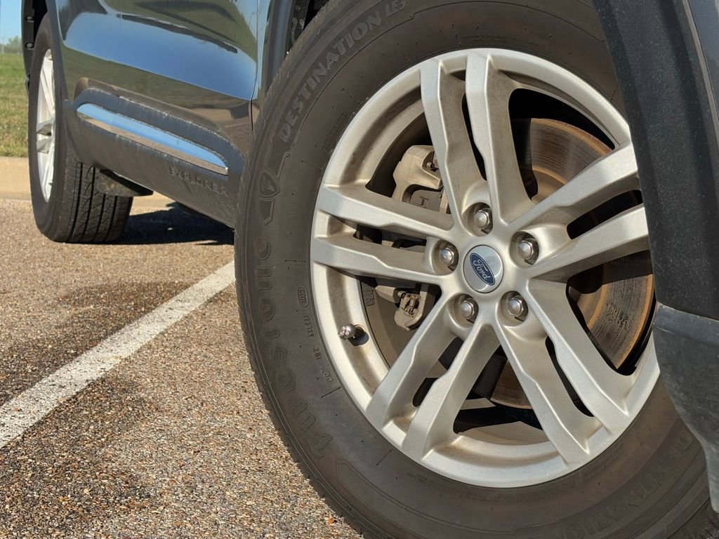 2021 Ford Explorer XLT photo 2