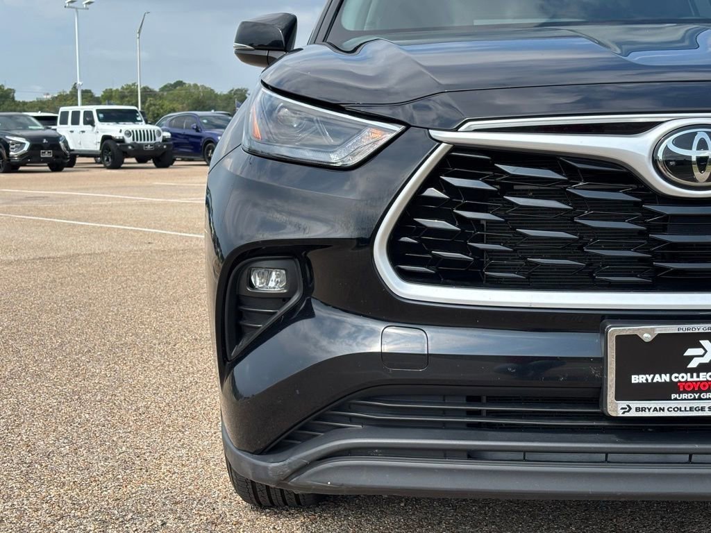 2023 Toyota Highlander LE photo 3