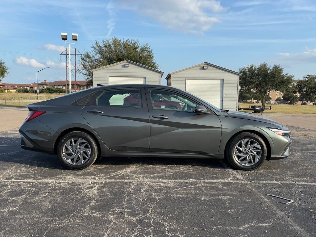 2024 Hyundai Elantra SEL photo 3