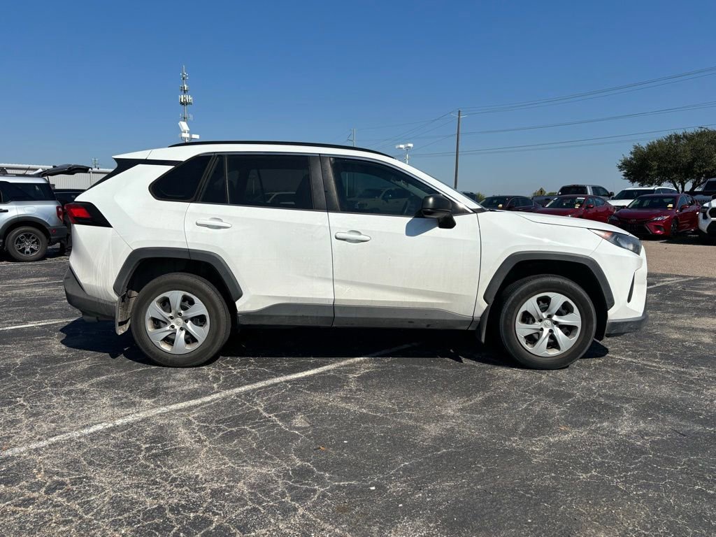 2020 Toyota RAV4 LE photo 4