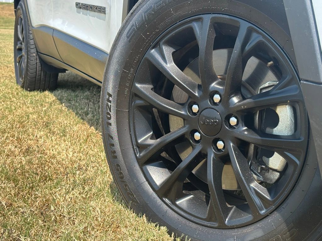 2023 Jeep Cherokee Altitude Lux photo 2