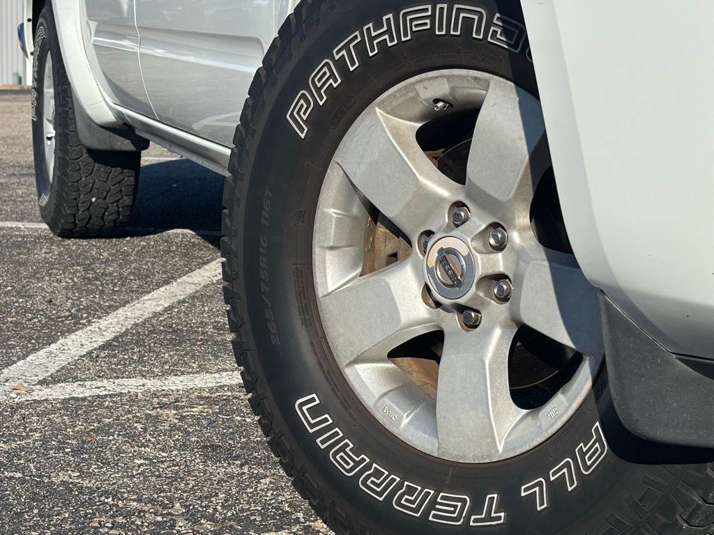 2013 Nissan Frontier SV photo 2