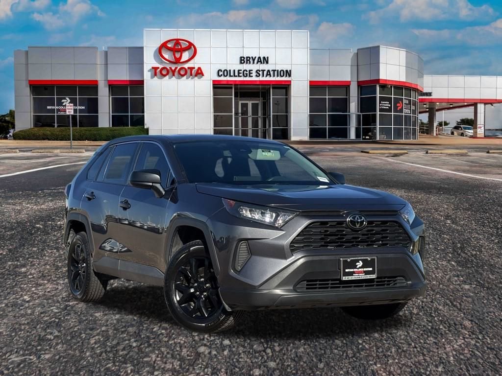 2022 Toyota RAV4 LE's photo