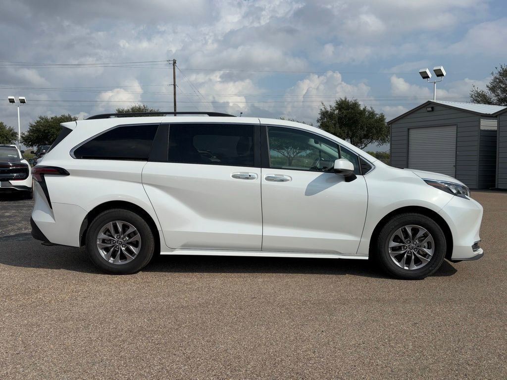 2024 Toyota Sienna XLE photo 3