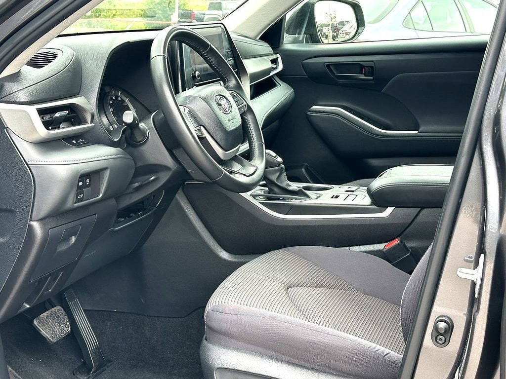 Used 2024 Toyota Highlander LE SUV