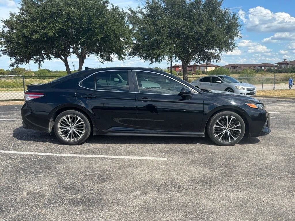 2020 Toyota Camry SE photo 4