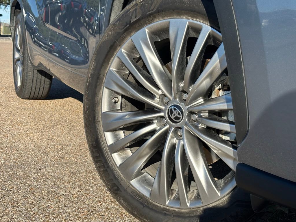 2022 Toyota Highlander Platinum photo 2