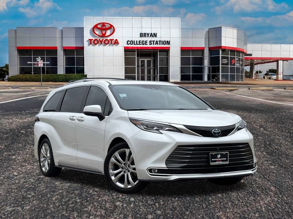 2023 Toyota Sienna Platinum's photo