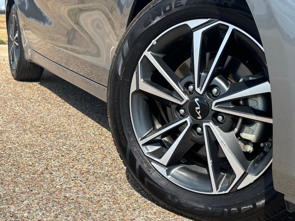 2023 Kia Forte LXS photo 2