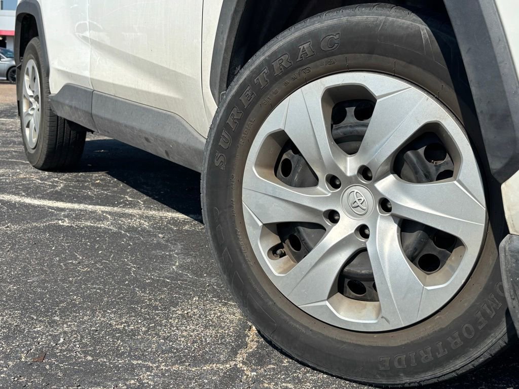 2020 Toyota RAV4 LE photo 2