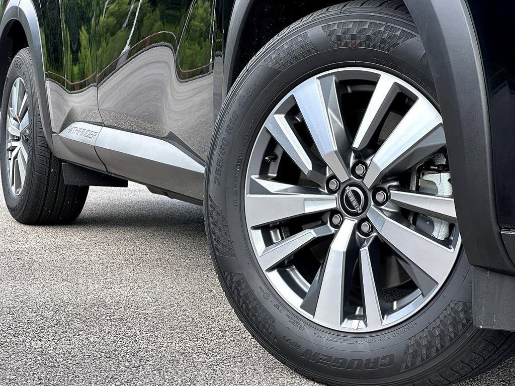 2025 Nissan Pathfinder SL photo 2