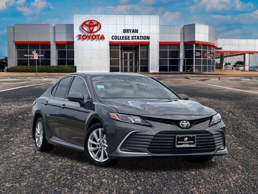 2024 Toyota Camry LE's photo