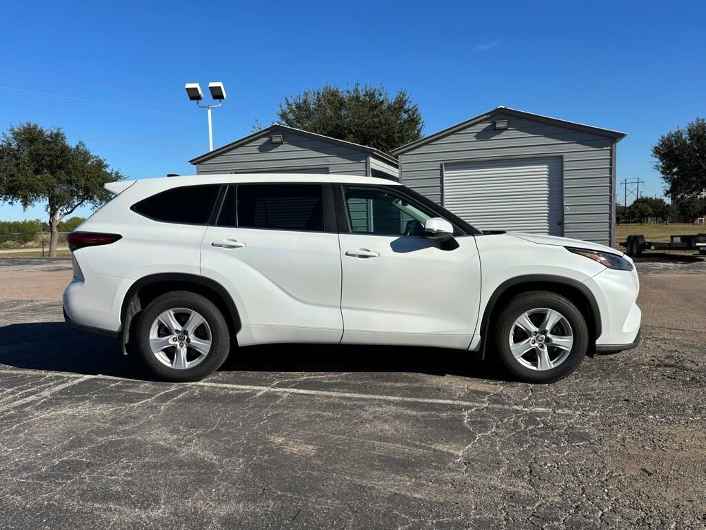 Used 2023 Toyota Highlander LE SUV